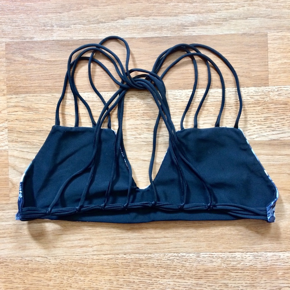 SOLD 🌸 Reversible Strappy Bikini Top - Picture 4 of 8
